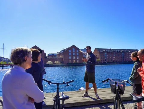 Ryttere ved CopenHills skibakke på en arkitektur cykeltur i København