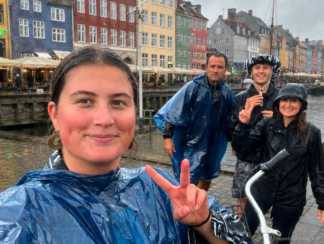 Kleine Gruppe fährt bei einer geführten Fahrradtour nach Freetown Christiania in Kopenhagen
