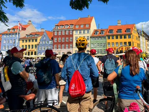 Teilnehmer fahren an der Festung Kastellet vorbei bei einer Christiania-Fahrradtour in Kopenhagen