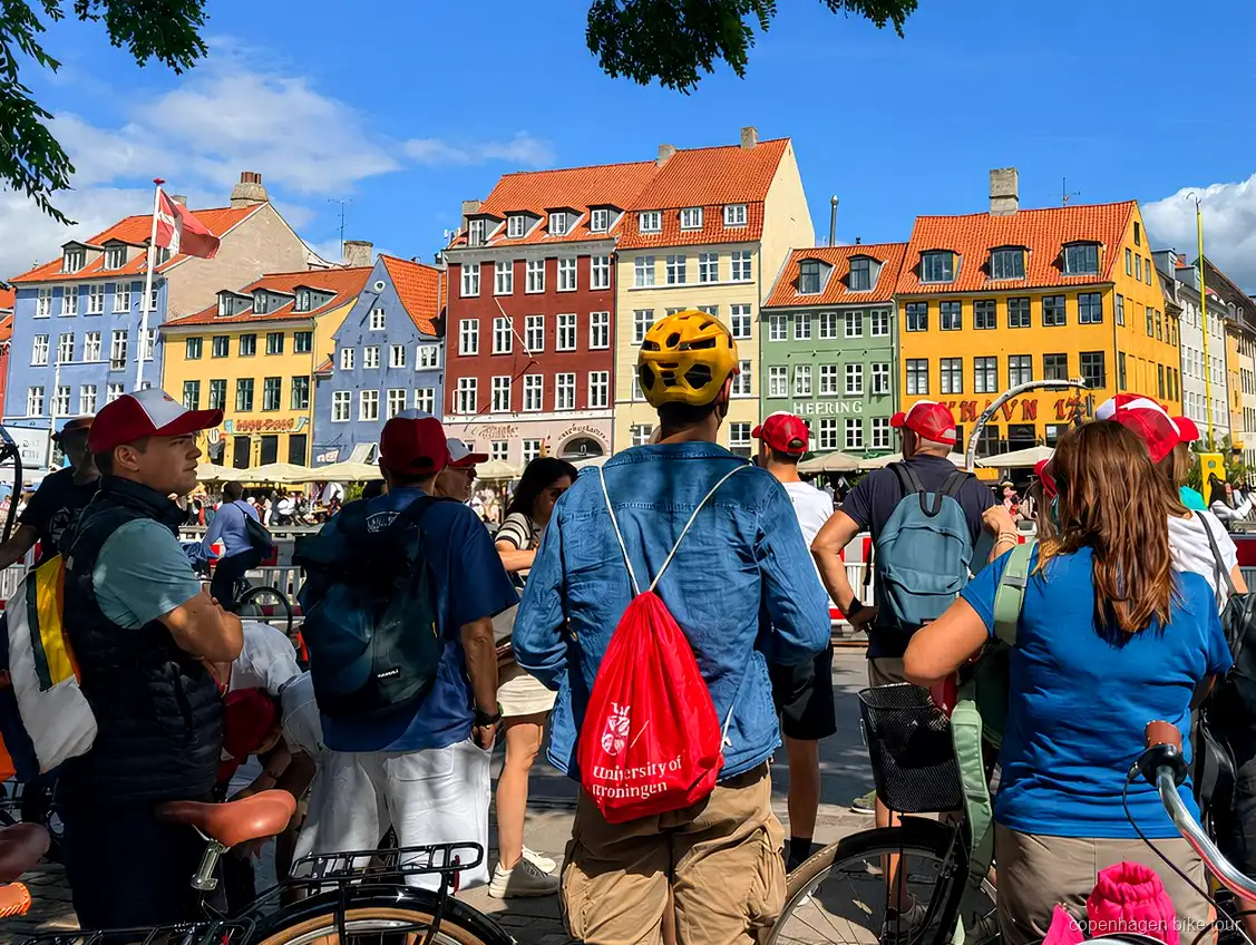 Teilnehmer fahren an der Festung Kastellet vorbei bei einer Christiania-Fahrradtour in Kopenhagen