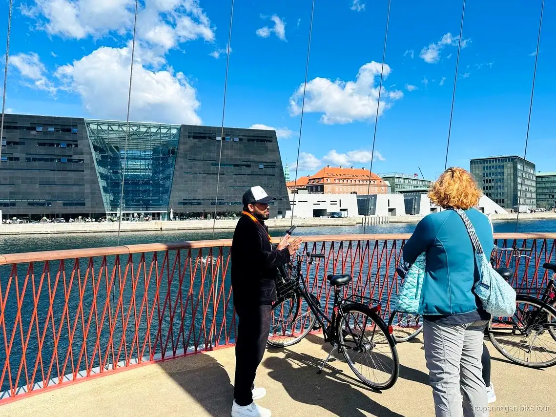 Guide erklärt einer kleinen Radgruppe die Geschichte von Christiania in Kopenhagen