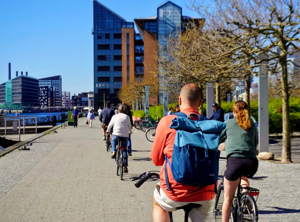 Petit groupe à vélo passant devant le Diamant Noir lors d'un circuit à vélo à Copenhague