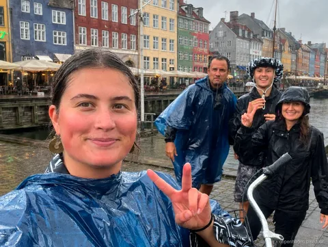 Petit groupe à vélo entrant dans Freetown Christiania lors d'un circuit guidé à Copenhague