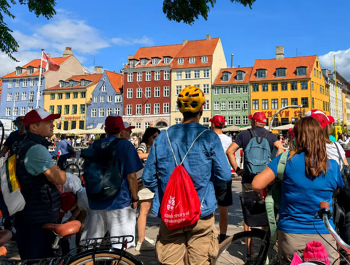 Cyclistes passant devant la forteresse de Kastellet lors d'un circuit à vélo Christiania à Copenhague