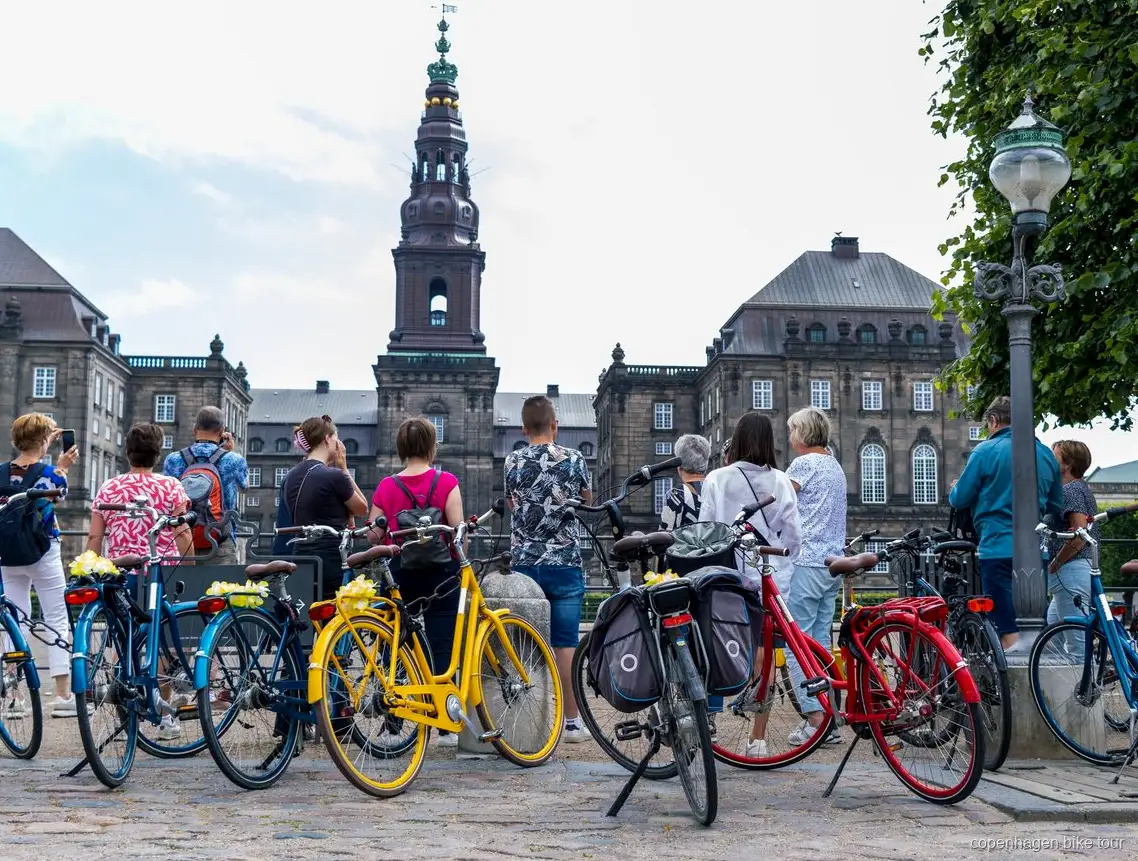 Cyclistes arrêtés devant la statue de la Petite Sirène lors d'un circuit à vélo guidé à Copenhague