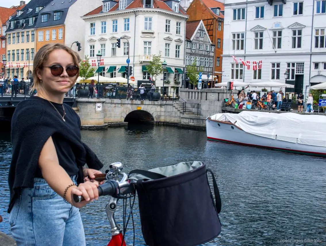 Groupe de cyclistes faisant une pause devant le château de Rosenborg à Copenhague