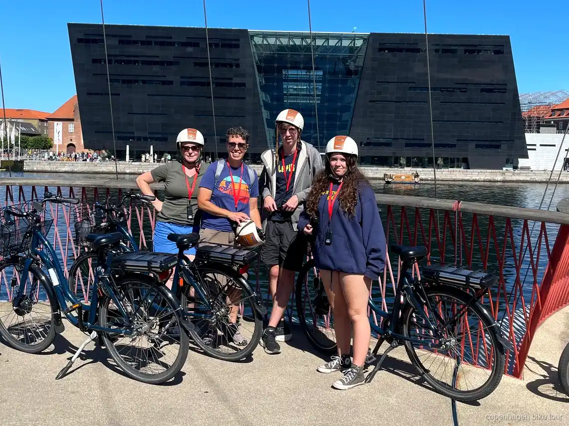 Vélos électriques garés près de Freetown Christiania lors d'un circuit guidé à Copenhague