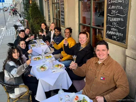 Dégustation de smørrebrød, le sandwich ouvert, lors d'un circuit à vélo gastronomique à Copenhague