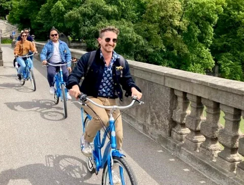 Cyclistes passant devant les maisons colorées de Nyhavn lors d'un circuit à vélo court à Copenhague