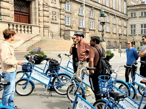 Cyclistes passant devant le palais d'Amalienborg lors d'un circuit à vélo rapide à Copenhague