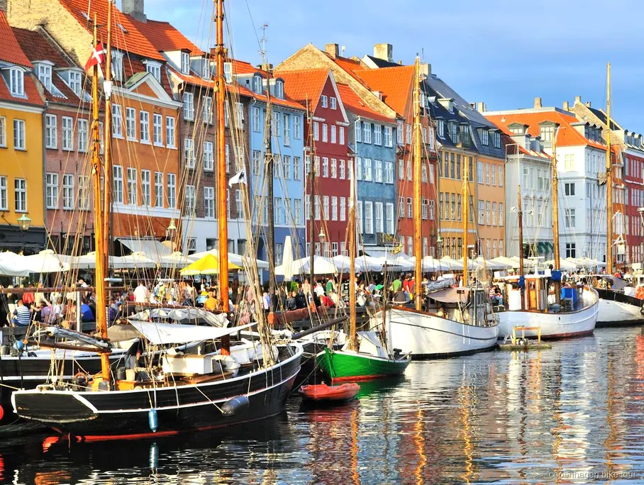 Groupe arrêté près de la statue de la Petite Sirène lors d'un circuit à vélo à Copenhague