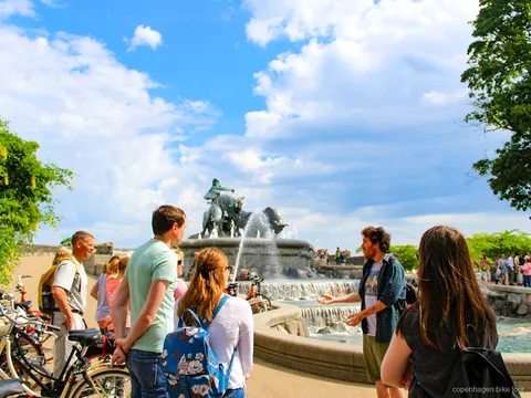Petit groupe à vélo traversant Inderhavnsbroen lors d'un circuit à vélo grands sites à Copenhague