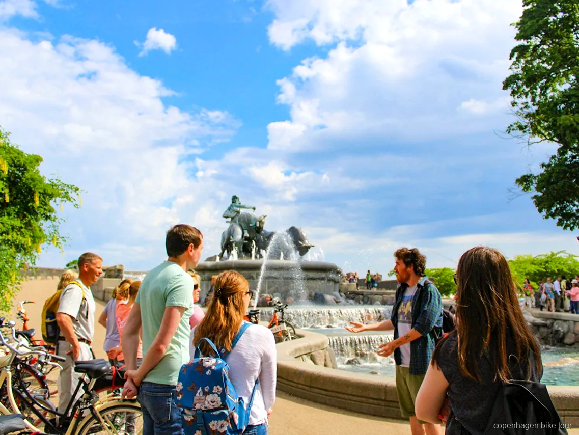 Petit groupe à vélo traversant Inderhavnsbroen lors d'un circuit à vélo grands sites à Copenhague