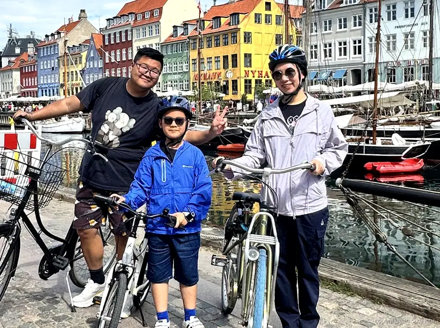 Cyclists at Amalienborg Palace during a Copenhagen bike tour with Christiania visit