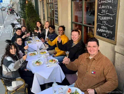Smorrebrod proeverij tijdens een culinaire fietstour met eten in Kopenhagen