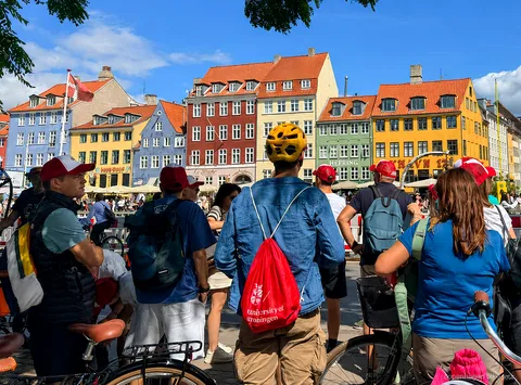 Cyklister som passerar Kastellets fästning på en cykelrundtur till Christiania i Köpenhamn