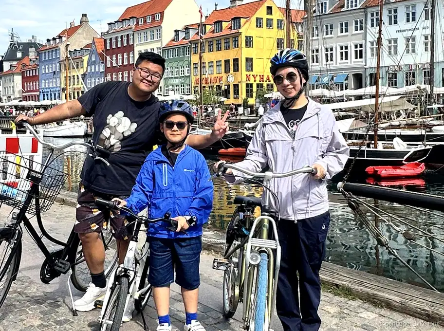 Cyklister vid Amalienborgs slott under en cykeltur i Köpenhamn med Christiania-besök