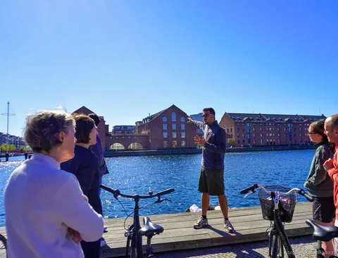 Cyklister vid CopenHills takskidbacke på en cykeltur om arkitektur i Köpenhamn