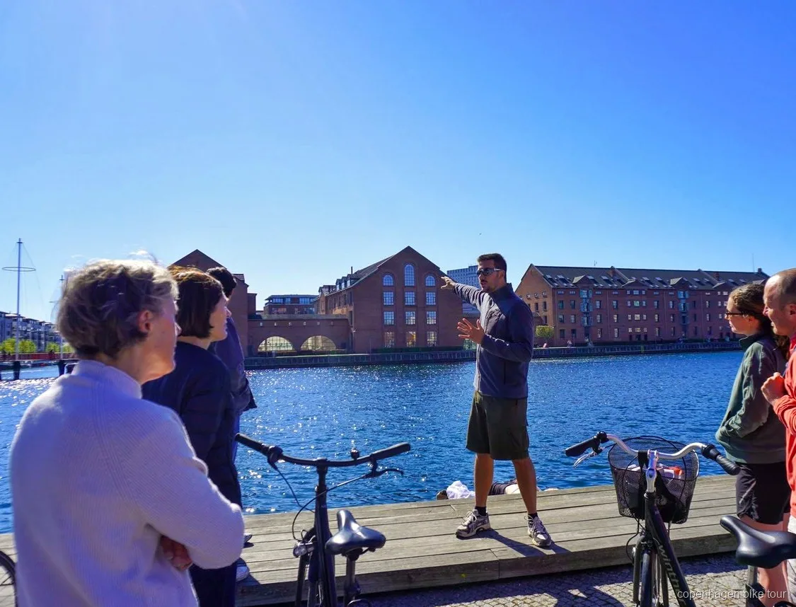 Cyklister vid CopenHills takskidbacke på en cykeltur om arkitektur i Köpenhamn