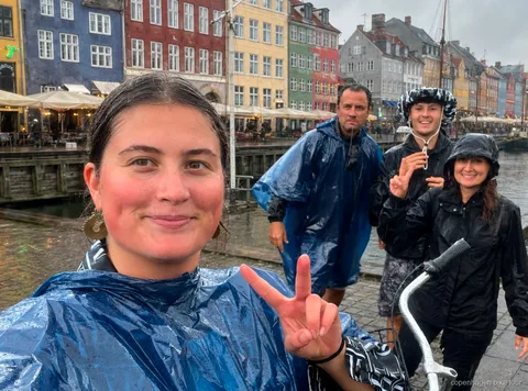 Lille gruppe der cykler ind i Fristaden Christiania på en guidet cykeltur i København