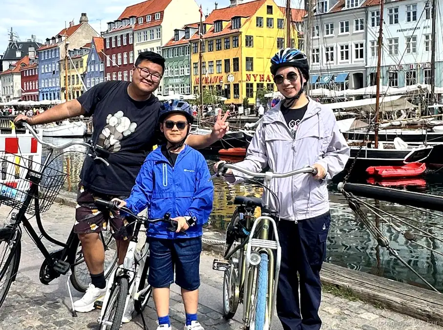 Cyklister ved Amalienborg Slot under en cykeltur med besøg i Christiania