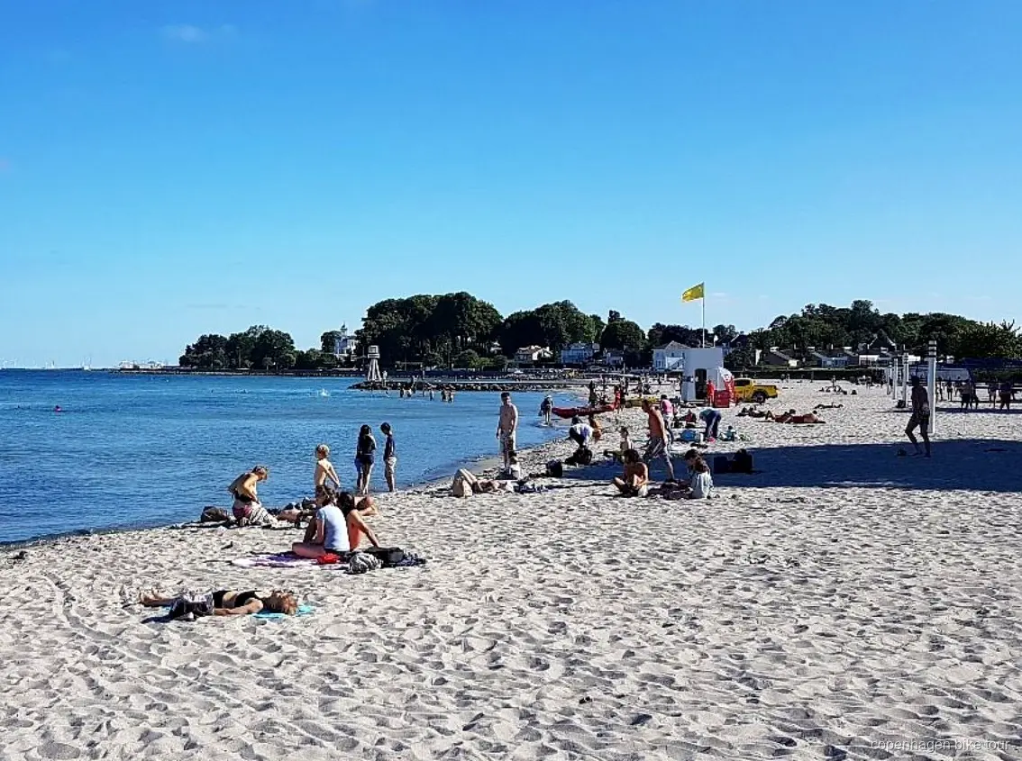 Ryttere nær Bellevue Strand på en cykeltur til Dyrehaven fra København