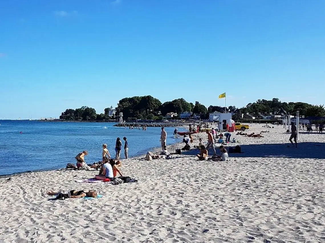 Cyklister nära Bellevue Strand på en cykeltur till Dyrehaven i Köpenhamn