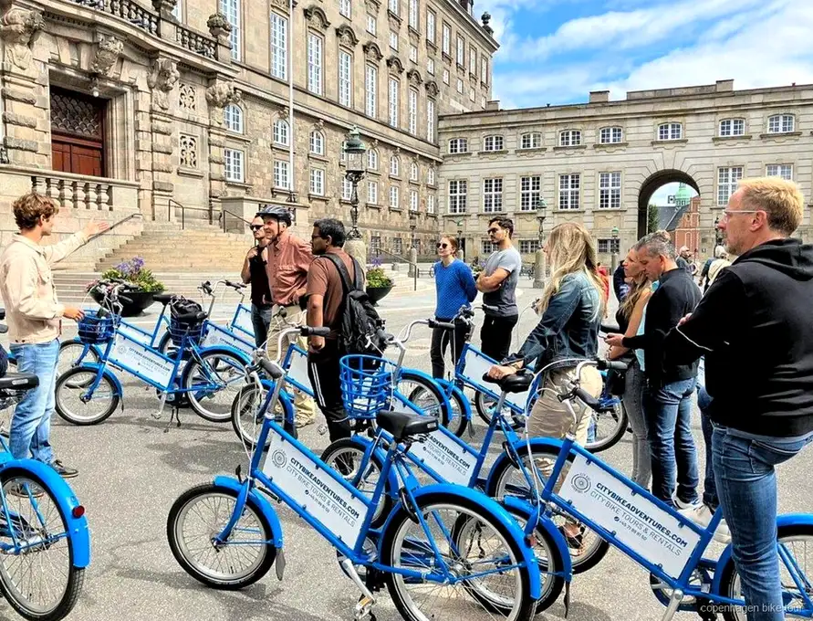 Guide som pekar ut Den Svarta Diamanten under en cykeltur i Köpenhamn