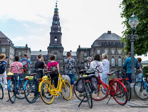 Cyklister stoppet ved Den Lille Havfrue under en guidet cykeltur i København
