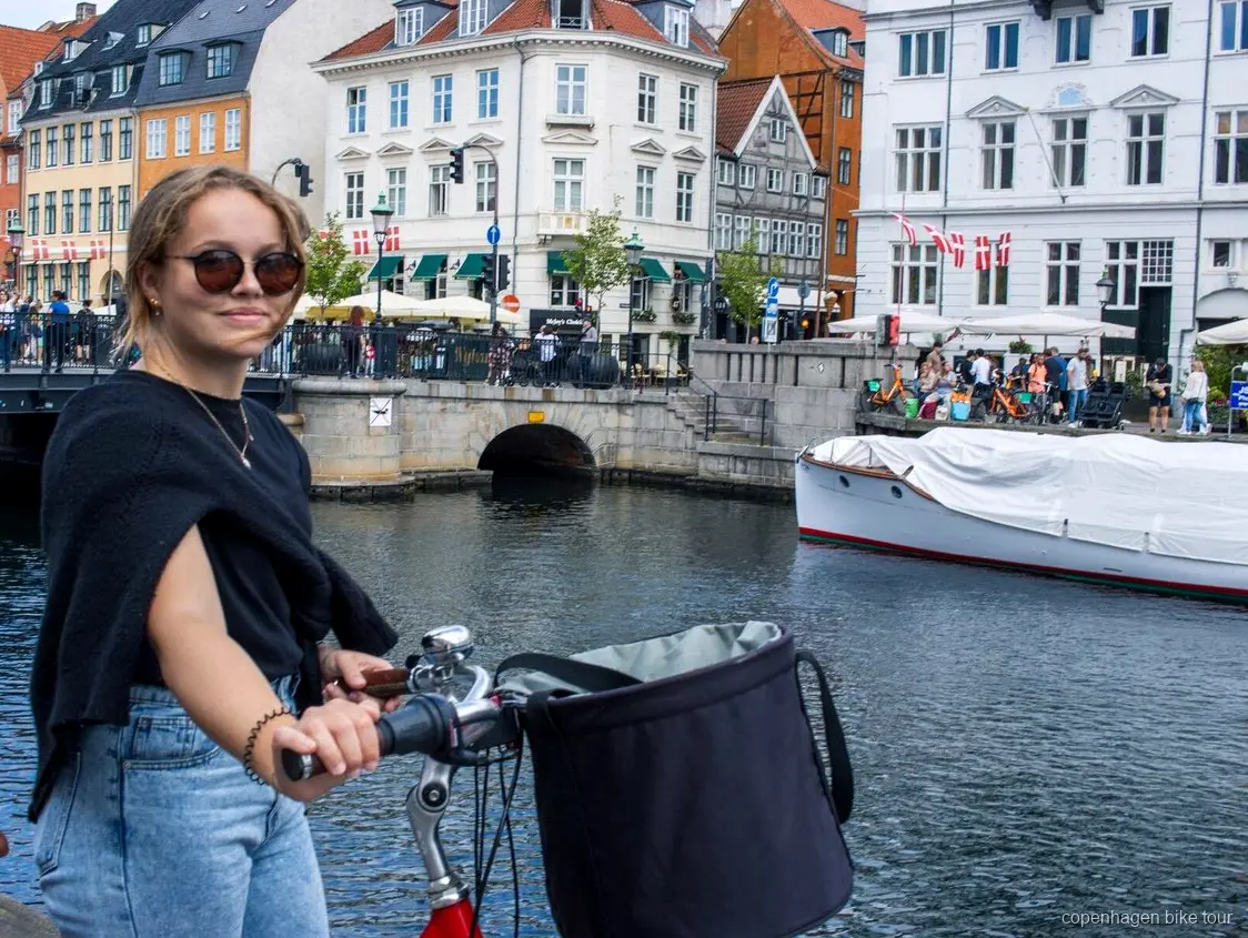 Cykelgrupp som pausar framför Rosenborgs slott i Köpenhamn