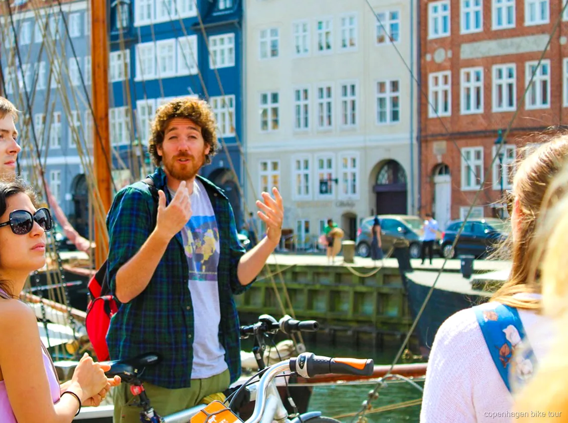Guide der briefer en lille gruppe før en 2 timers cykeltur i København