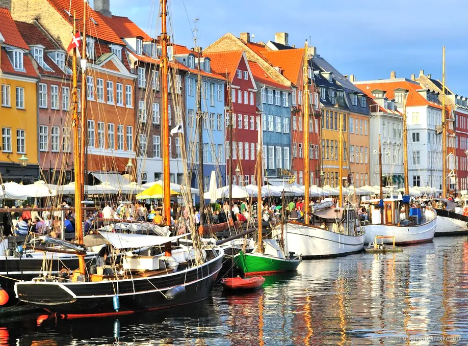 Gruppe der holder pause nær Den Lille Havfrue på en cykeltur i København
