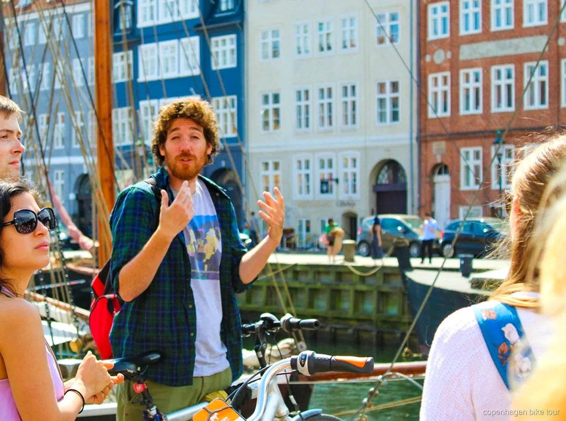 Guide som briefar en liten grupp före en 2 timmars cykeltur i Köpenhamn