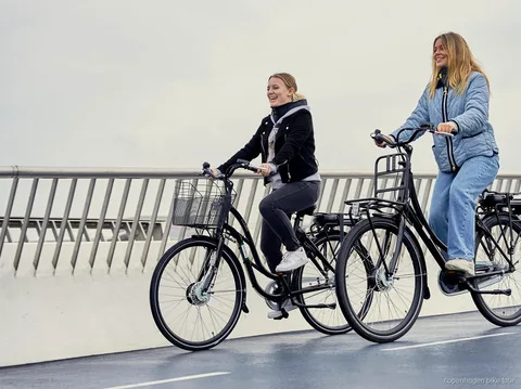 Fahrer auf einem dänisch designten E-Bike nahe dem Kopenhagener Opernhaus