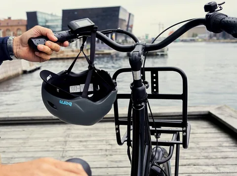 Guide mit Funkheadset führt eine E-Bike-Tourgruppe in Kopenhagen