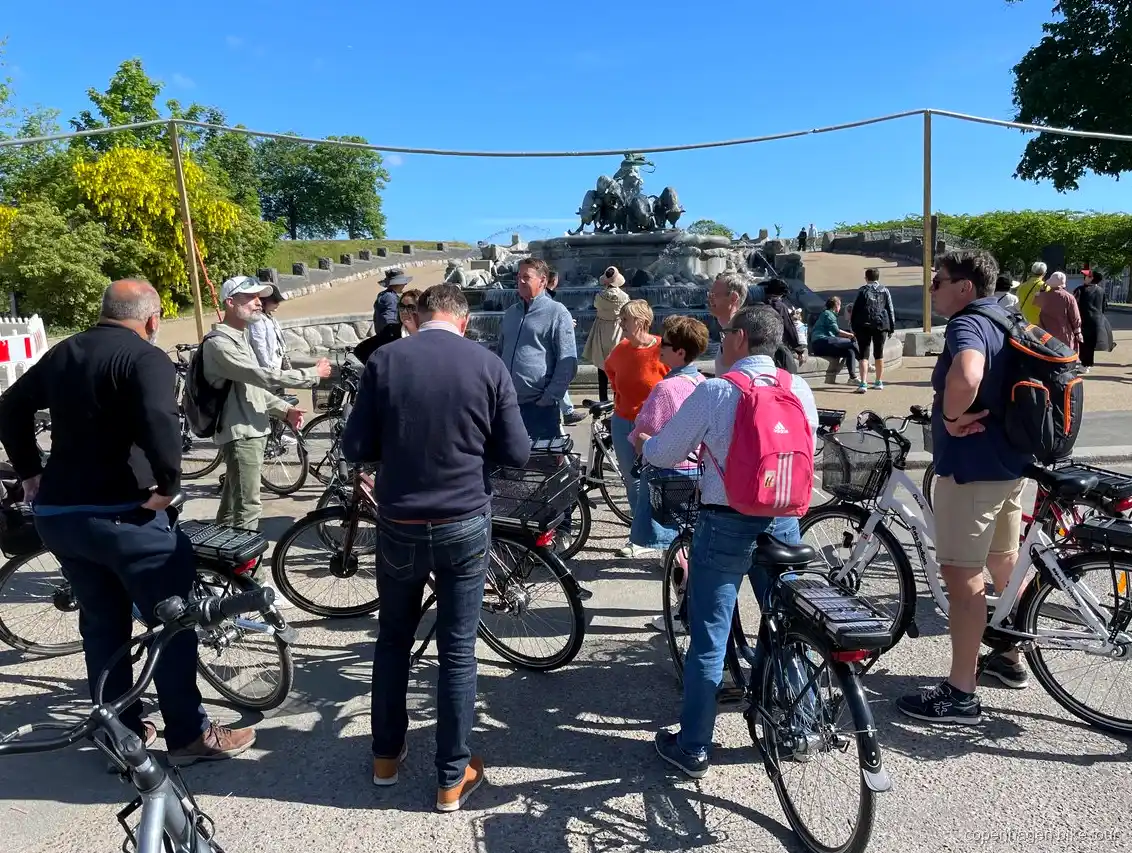 Fahrer passieren Schloss Amalienborg auf einer E-Bike-Tour in Kopenhagen