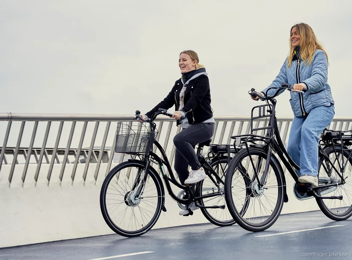 Rytter på en dansk designet elcykel nær Operaen i København