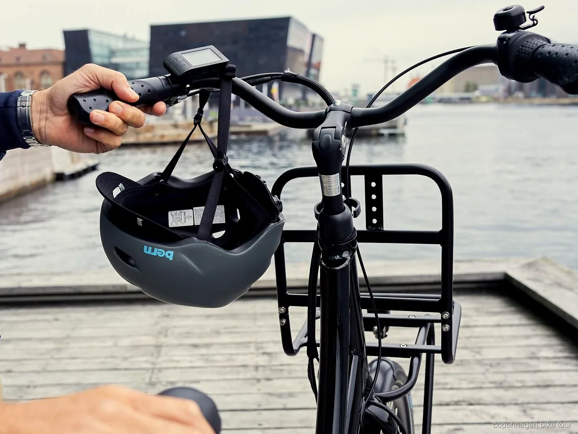 Guide med radio headset der fører en elcykeltur i København