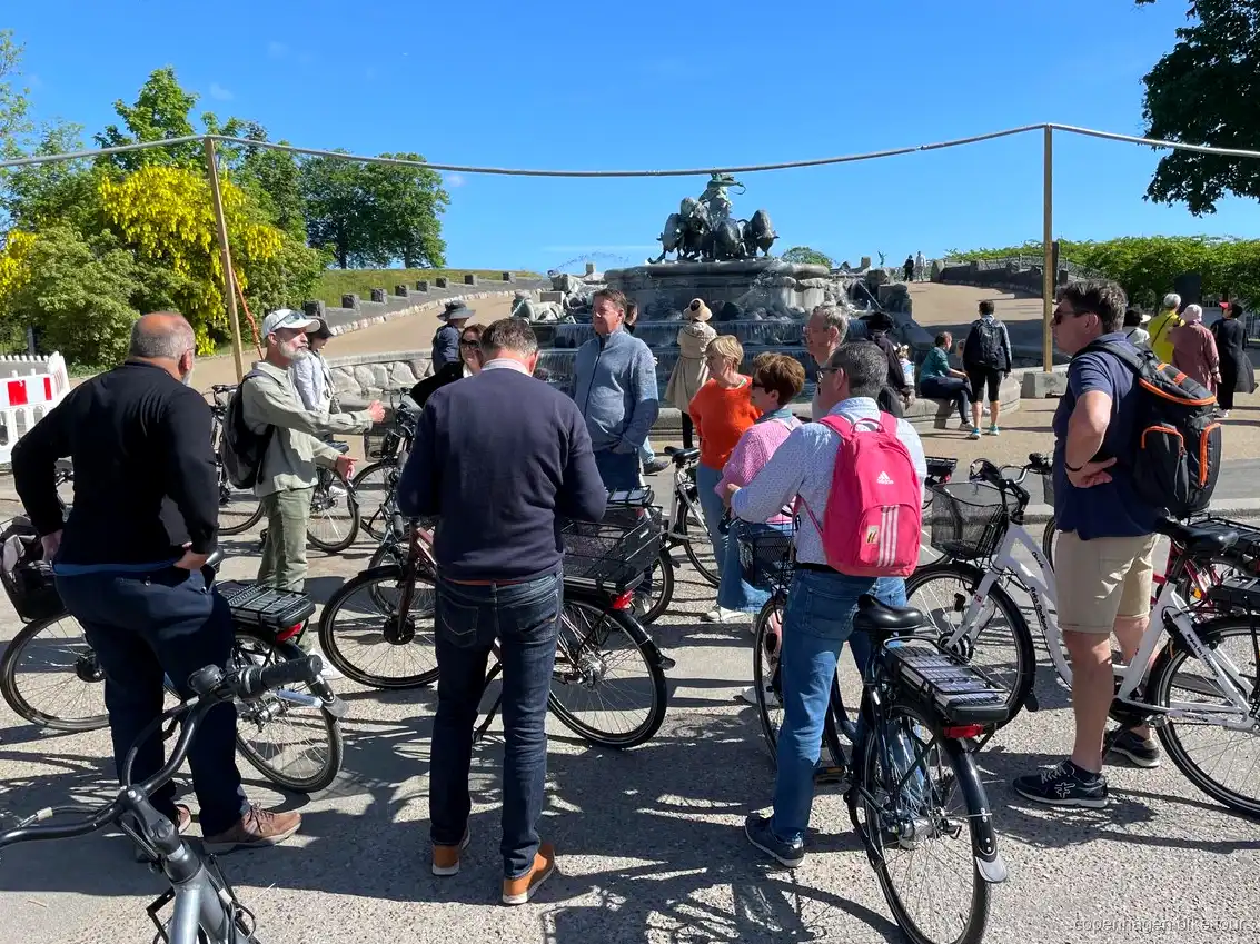 Fietsers passeren Amalienborg Paleis op een elektrische fietstour in Kopenhagen
