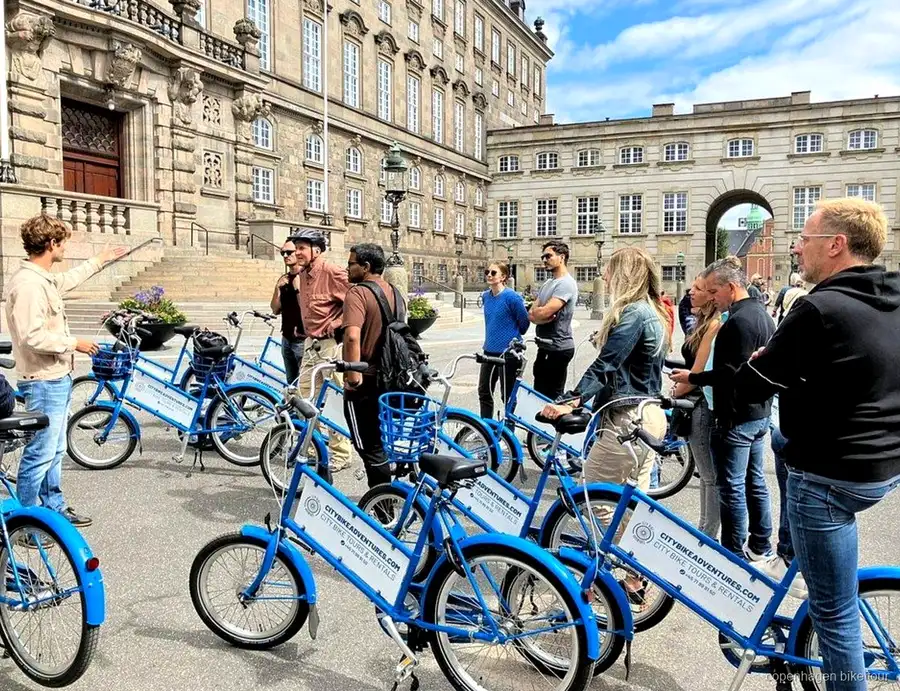 Guide zeigt den Black Diamond während einer Fahrradtour in Kopenhagen