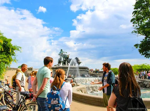 Kleine groep fietst over de Inderhavnsbroen tijdens een fietstour in Kopenhagen