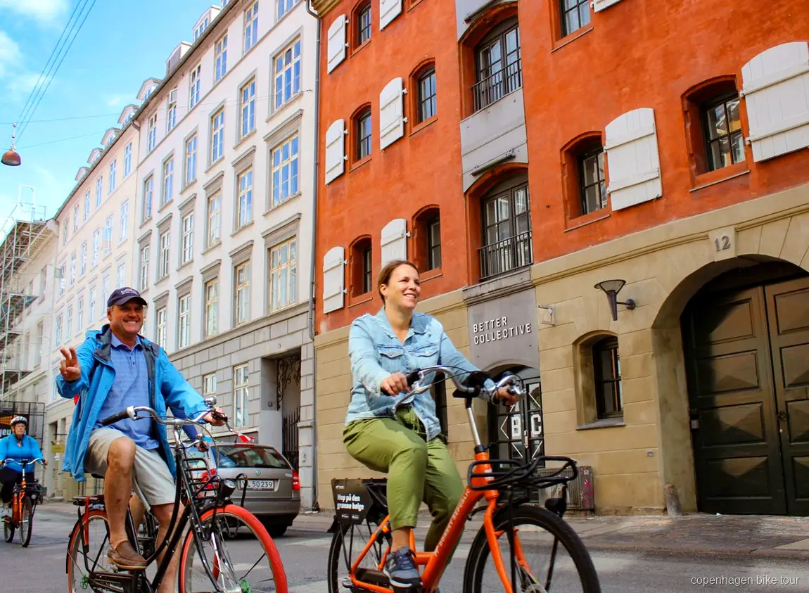 Fietsers langs de havenpromenade nabij de Kleine Zeemeermin op een fietstour in Kopenhagen