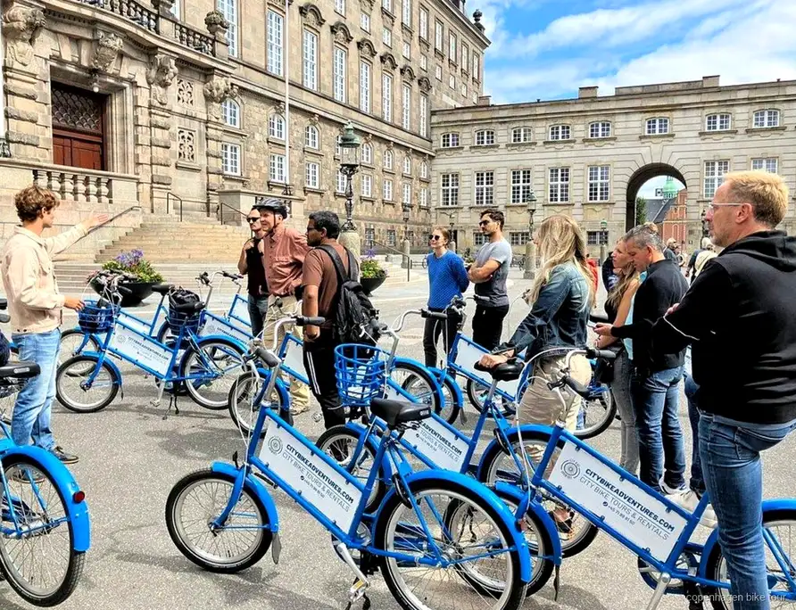 Gids wijst de Zwarte Diamant bibliotheek aan tijdens een fietstour in Kopenhagen