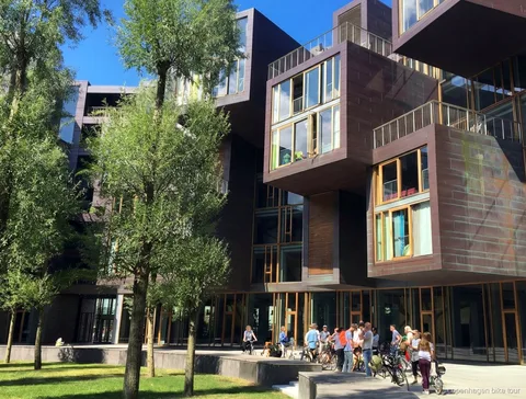 Gids legt de Fietsslang uit tijdens een fietstour architectuur in Kopenhagen