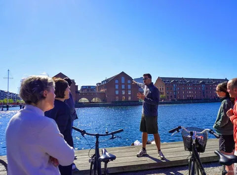 Fietsers bij de skipiste op het dak van CopenHill tijdens een fietstour architectuur in Kopenhagen