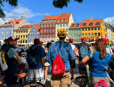 Fietsers passeren fort Kastellet op een fietstour Kopenhagen Christiania