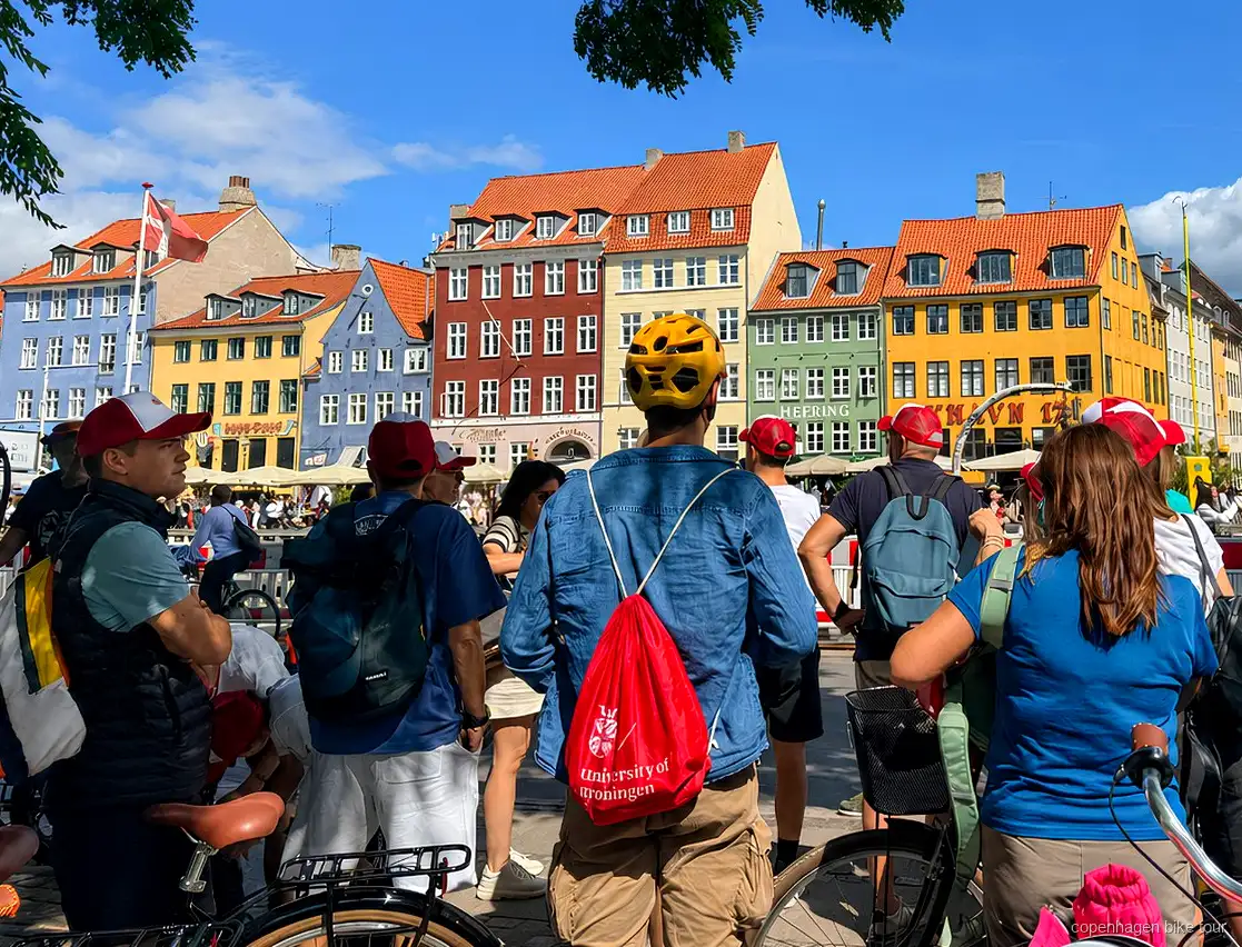 Fietsers passeren fort Kastellet op een fietstour Kopenhagen Christiania