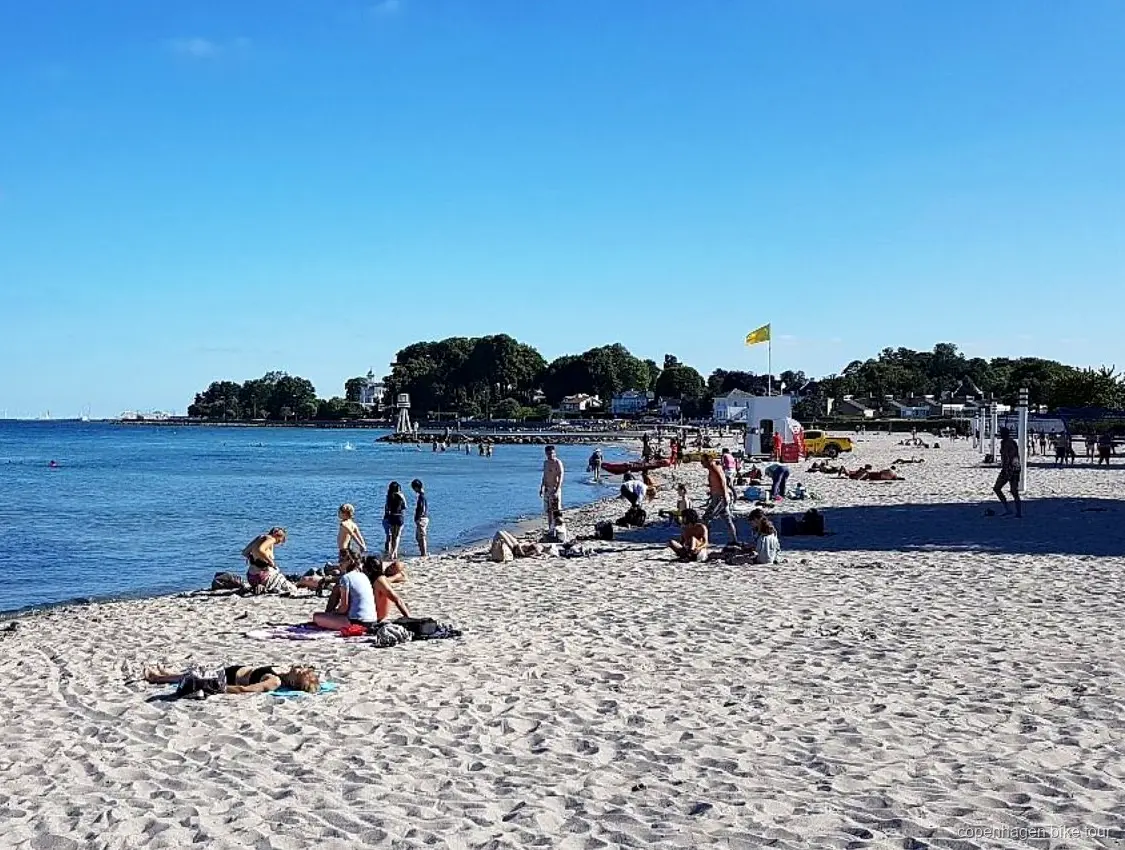 Fietsers bij Bellevue Beach tijdens een fietstour Kopenhagen Dyrehaven