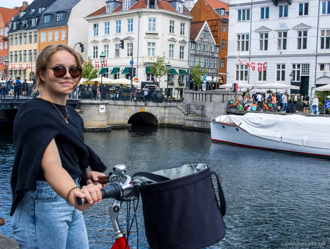 Fietstourgroep die stopt voor Rosenborg Kasteel in Kopenhagen