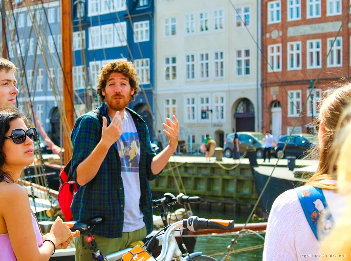 Gids geeft een briefing aan een kleine groep voor een fietstour van 2 uur in Kopenhagen